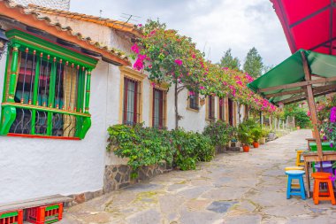 Duitama, Boyac 'taki Pueblito Boyacense' nin çarpıcı hava manzarası, Kolombiya 'daki koloni mimarisini ve güzel manzaraları gözler önüne seriyor..