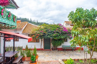 Pueblito Boyacense, Duitama, Boyac, Kolombiya 'daki renkli koloni mimarisi, yemyeşil ve canlı çiçeklerle çevrili..