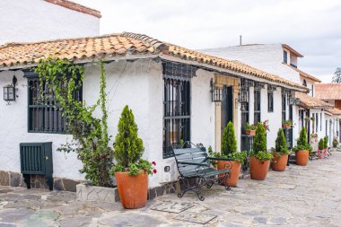 Pueblito Boyacense, Duitama, Boyac, Kolombiya 'daki renkli koloni mimarisi, yemyeşil ve canlı çiçeklerle çevrili..