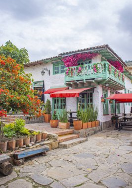 Pueblito Boyacense, Duitama, Boyac, Kolombiya 'daki renkli koloni mimarisi, yemyeşil ve canlı çiçeklerle çevrili..