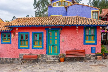 Pueblito Boyacense, Duitama, Boyac, Kolombiya 'daki renkli koloni mimarisi, yemyeşil ve canlı çiçeklerle çevrili..