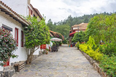 Pueblito Boyacense, Duitama, Boyac, Kolombiya 'daki renkli koloni mimarisi, yemyeşil ve canlı çiçeklerle çevrili..