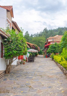 Pueblito Boyacense, Duitama, Boyac, Kolombiya 'daki renkli koloni mimarisi, yemyeşil ve canlı çiçeklerle çevrili..