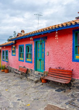 Pueblito Boyacense, Duitama, Boyac, Kolombiya 'daki renkli koloni mimarisi, yemyeşil ve canlı çiçeklerle çevrili..