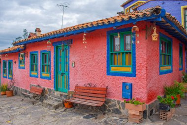 Pueblito Boyacense, Duitama, Boyac, Kolombiya 'daki renkli koloni mimarisi, yemyeşil ve canlı çiçeklerle çevrili..