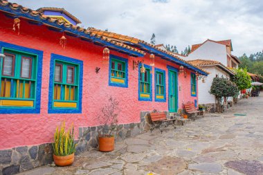 Pueblito Boyacense, Duitama, Boyac, Kolombiya 'daki renkli koloni mimarisi, yemyeşil ve canlı çiçeklerle çevrili..