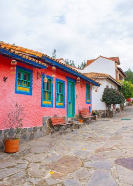 Pueblito Boyacense, Duitama, Boyac, Kolombiya 'daki renkli koloni mimarisi, yemyeşil ve canlı çiçeklerle çevrili..