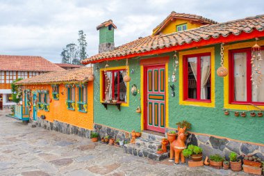 Pueblito Boyacense, Duitama, Boyac, Kolombiya 'daki renkli koloni mimarisi, yemyeşil ve canlı çiçeklerle çevrili..