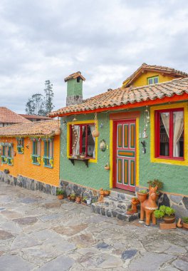 Pueblito Boyacense, Duitama, Boyac, Kolombiya 'daki renkli koloni mimarisi, yemyeşil ve canlı çiçeklerle çevrili..