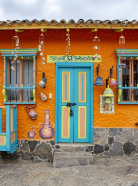 Pueblito Boyacense, Duitama, Boyac, Kolombiya 'daki renkli koloni mimarisi, yemyeşil ve canlı çiçeklerle çevrili..