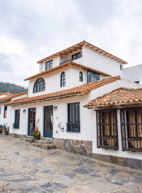 Pueblito Boyacense, Duitama, Boyac, Kolombiya 'daki renkli koloni mimarisi, yemyeşil ve canlı çiçeklerle çevrili..