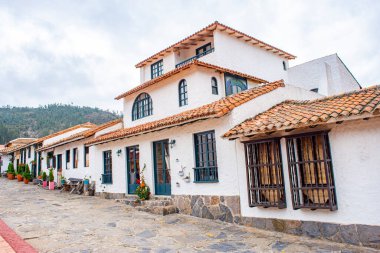 Pueblito Boyacense, Duitama, Boyac, Kolombiya 'daki renkli koloni mimarisi, yemyeşil ve canlı çiçeklerle çevrili..