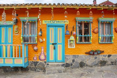 Pueblito Boyacense, Duitama, Boyac, Kolombiya 'daki renkli koloni mimarisi, yemyeşil ve canlı çiçeklerle çevrili..