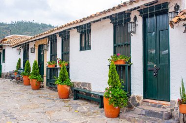 Pueblito Boyacense, Duitama, Boyac, Kolombiya 'daki renkli koloni mimarisi, yemyeşil ve canlı çiçeklerle çevrili..