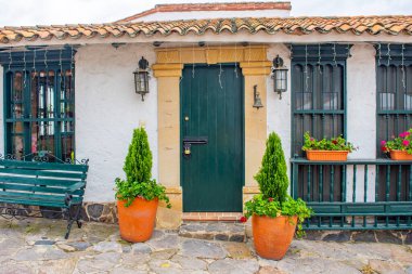 Pueblito Boyacense, Duitama, Boyac, Kolombiya 'daki renkli koloni mimarisi, yemyeşil ve canlı çiçeklerle çevrili..