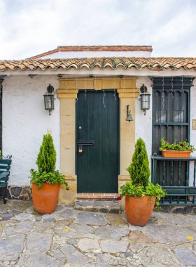 Pueblito Boyacense, Duitama, Boyac, Kolombiya 'daki renkli koloni mimarisi, yemyeşil ve canlı çiçeklerle çevrili..