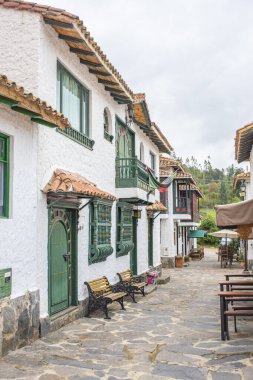 Pueblito Boyacense, Duitama, Boyac, Kolombiya 'daki renkli koloni mimarisi, yemyeşil ve canlı çiçeklerle çevrili..