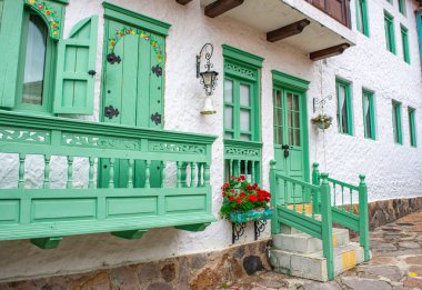 Pueblito Boyacense, Duitama, Boyac, Kolombiya 'daki renkli koloni mimarisi, yemyeşil ve canlı çiçeklerle çevrili..