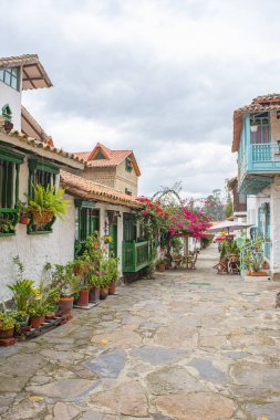 Pueblito Boyacense, Duitama, Boyac, Kolombiya 'daki renkli koloni mimarisi, yemyeşil ve canlı çiçeklerle çevrili..