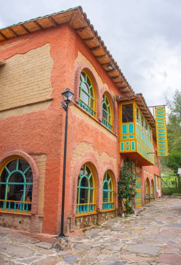 Pueblito Boyacense, Duitama, Boyac, Kolombiya 'daki renkli koloni mimarisi, yemyeşil ve canlı çiçeklerle çevrili..