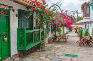 Pueblito Boyacense, Duitama, Boyac, Kolombiya 'daki renkli koloni mimarisi, yemyeşil ve canlı çiçeklerle çevrili..