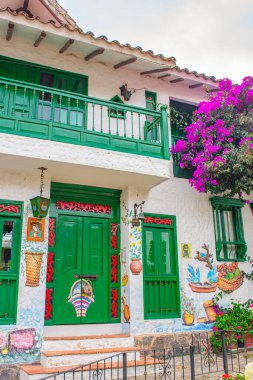 Pueblito Boyacense, Duitama, Boyac, Kolombiya 'da canlı çiçekler ve geleneksel mimari ile süslenmiş bir koloni caddesinin pitoresk bir görüntüsü..