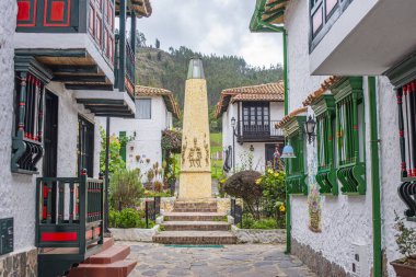 Pueblito Boyacense, Duitama, Boyac, Kolombiya 'da canlı çiçekler ve geleneksel mimari ile süslenmiş bir koloni caddesinin pitoresk bir görüntüsü..