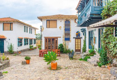 Pueblito Boyacense, Duitama, Boyac, Kolombiya 'da canlı çiçekler ve geleneksel mimari ile süslenmiş bir koloni caddesinin pitoresk bir görüntüsü..