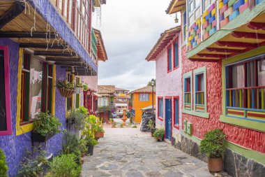 Pueblito Boyacense, Duitama, Boyac, Kolombiya 'da canlı çiçekler ve geleneksel mimari ile süslenmiş bir koloni caddesinin pitoresk bir görüntüsü..