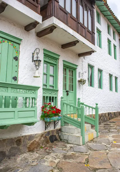 Pueblito Boyacense, Duitama, Boyac, Kolombiya 'daki renkli koloni mimarisi, yemyeşil ve canlı çiçeklerle çevrili..