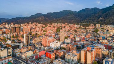 Kolombiya 'nın başkenti Bogot' un çarpıcı hava manzarası arka planda kentsel manzaralar ve dağlar sergiliyor..