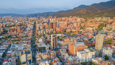 Kolombiya 'nın başkenti Bogot' un çarpıcı hava manzarası şehir manzarasını ve gün batımında etrafındaki dağları gözler önüne seriyor..