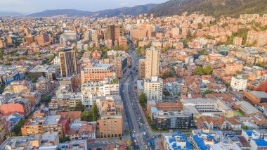 Kolombiya 'nın başkenti Bogot' un çarpıcı hava manzarası şehir manzarasını ve gün batımında etrafındaki dağları gözler önüne seriyor..
