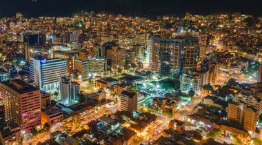Kolombiya 'nın başkenti Bogot' un çarpıcı hava manzarası şehir manzarasını ve gün batımında etrafındaki dağları gözler önüne seriyor..
