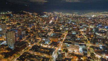 Kolombiya 'nın başkenti Bogot' un çarpıcı hava manzarası şehir manzarasını ve gün batımında etrafındaki dağları gözler önüne seriyor..