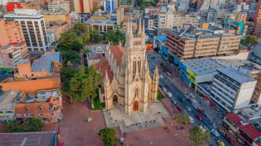 Kolombiya 'nın başkenti Bogot' un çarpıcı hava manzarası şehir manzarasını ve gün batımında etrafındaki dağları gözler önüne seriyor..