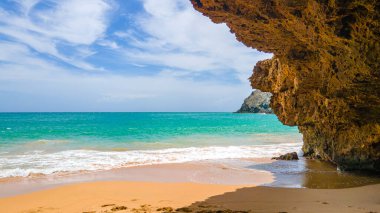 Cabo de la Vela, La Guajira 'nın büyüleyici hava manzarası, kumlu çöl arazisi ve okyanusa karşı yemyeşil bitki örtüsü.