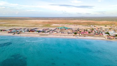 Cabo de la Vela, La Guajira 'nın büyüleyici hava manzarası, kumlu çöl arazisi ve okyanusa karşı yemyeşil bitki örtüsü.