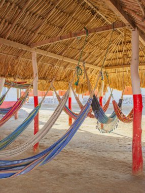 Cabo de la Vela, La Guajira 'nın havadan görünüşü, insanların sahil boyunca okyanusun ve geleneksel kulübelerin tadını çıkardığını gösteriyor..