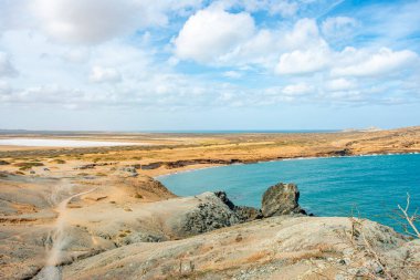 Cabo de la Vela, La Guajira 'nın havadan görünüşü, insanların sahil boyunca okyanusun ve geleneksel kulübelerin tadını çıkardığını gösteriyor..