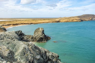 Cabo de la Vela, La Guajira 'nın havadan görünüşü, insanların sahil boyunca okyanusun ve geleneksel kulübelerin tadını çıkardığını gösteriyor..
