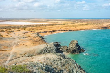 Cabo de la Vela, La Guajira 'nın havadan görünüşü, insanların sahil boyunca okyanusun ve geleneksel kulübelerin tadını çıkardığını gösteriyor..