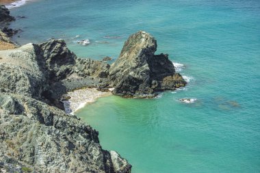Cabo de la Vela, La Guajira 'nın havadan görünüşü, insanların sahil boyunca okyanusun ve geleneksel kulübelerin tadını çıkardığını gösteriyor..