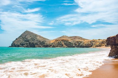 Cabo de la Vela, La Guajira 'da kayalık arazi ve geniş bir okyanus zeminiyle çevrili mavi bir mabedin bulunduğu pitoresk bir dönüm noktası..