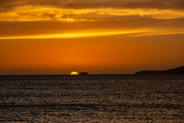 Cabo de la Vela, La Guajira, Kolombiya yakınlarında canlı turkuaz sularla çevrili bir kaya oluşumunun huzurlu bir görüntüsü..