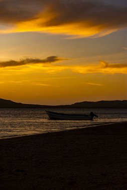 Cabo de la Vela, La Guajira, Kolombiya yakınlarında canlı turkuaz sularla çevrili bir kaya oluşumunun huzurlu bir görüntüsü..