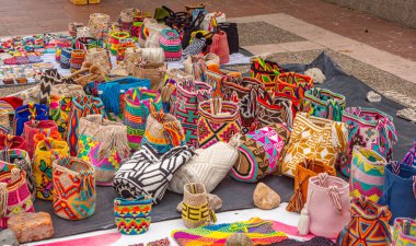 Cabo de la Vela, La Guajira 'da yerde sergilenen canlı el yapımı çantaları, yerel zanaat ve kültür eserleri sergiliyor..