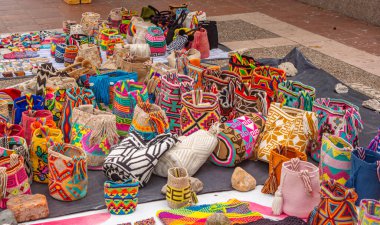 La Guajira 'daki Cabo de la Vela pazarında el yapımı çantalar sergileniyor. Geleneksel Kolombiya zanaatkarlığı sergileniyor..