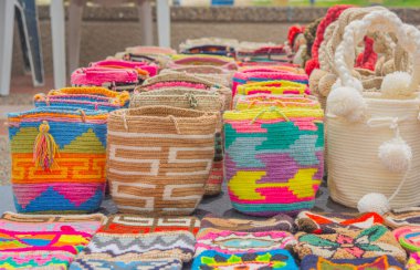 Cabo de la Vela, La Guajira, Kolombiya 'dan geleneksel desenler ve renklerin yer aldığı el yapımı çantaların canlı seçimi.