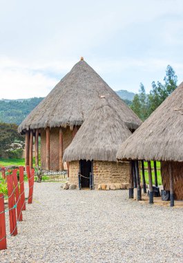 Sogamoso, Boyac 'taki Güneş Tapınağı' na giden dekoratif sütunlarla dolu manzaralı bir patika..